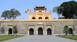 越南河內昇龍皇城宏偉的端門 (Doan Mon Gate) 正面外觀，世界文化遺產必拍地標。
