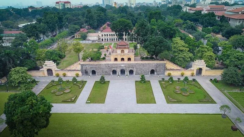 越南河內昇龍皇城宏偉的端門 (Doan Mon Gate) 正面外觀，世界文化遺產必拍地標。