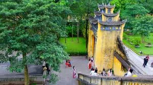 昇龍皇城園區內的河內旗台 (Hanoi Flag Tower)，紅底黃星越南國旗在古蹟頂端飄揚。