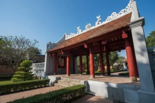 河內文廟國子監的標誌性建築奎文閣 (Khue Van Cac)，紅色的雙層閣樓是河內市的象徵。