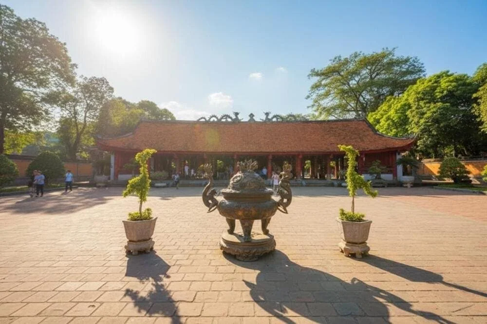 河內文廟國子監的標誌性建築奎文閣 (Khue Van Cac)，紅色的雙層閣樓是河內市的象徵。