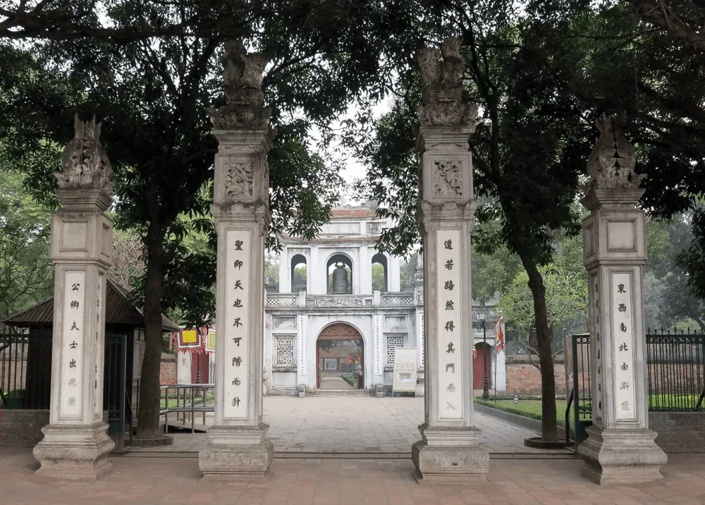 越南河內文廟國子監古色古香的正門入口，兩旁綠樹成蔭，展現越南第一所大學的歷史風貌。