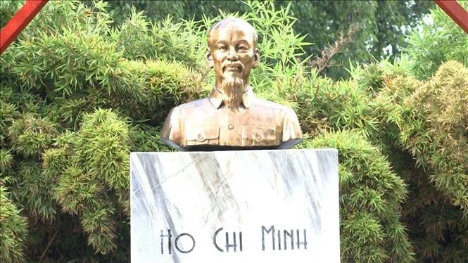 胡志明主席雕像