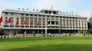 胡志明市統一宮 (Independence Palace) 正面外觀，結合現代與東方風水設計的越南歷史地標。