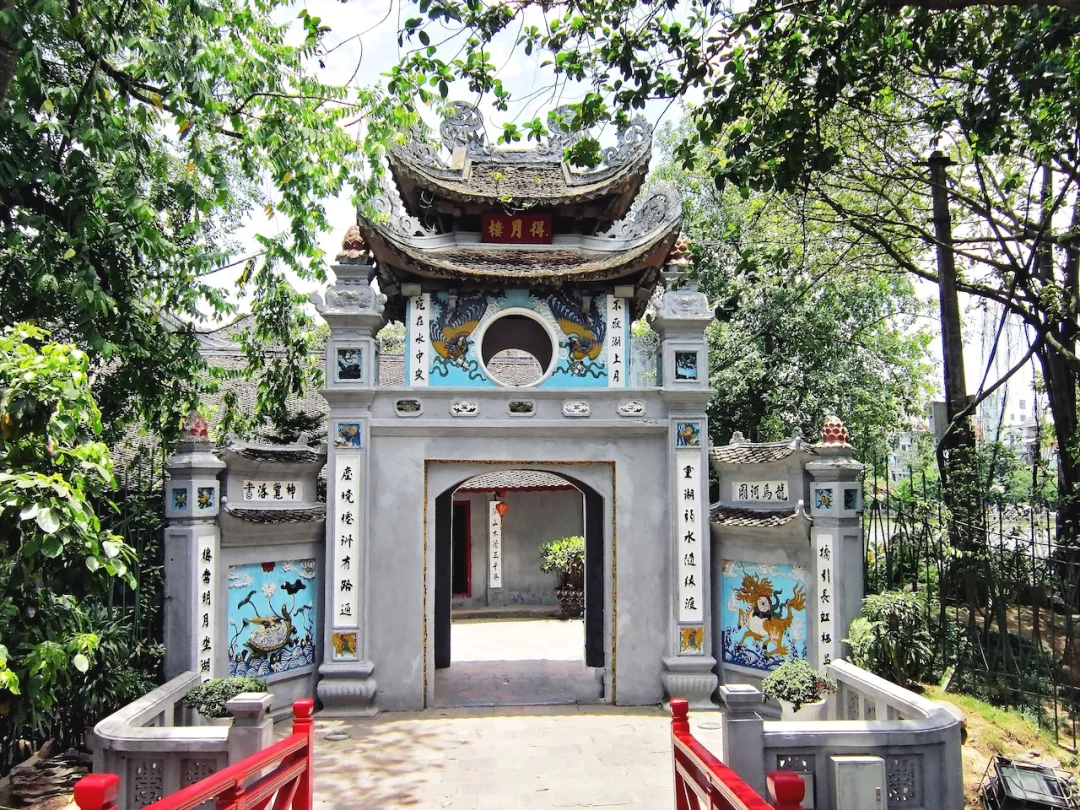 玉山寺正門與筆塔，展現越南儒教文化的歷史古蹟