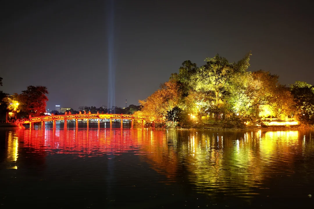 河內還劍湖棲旭橋，連接玉山寺的經典紅色木拱橋
