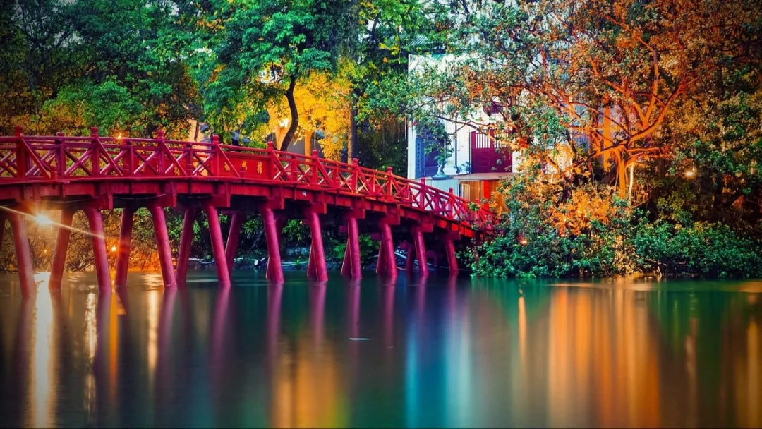 河內還劍湖棲旭橋，連接玉山寺的經典紅色木拱橋