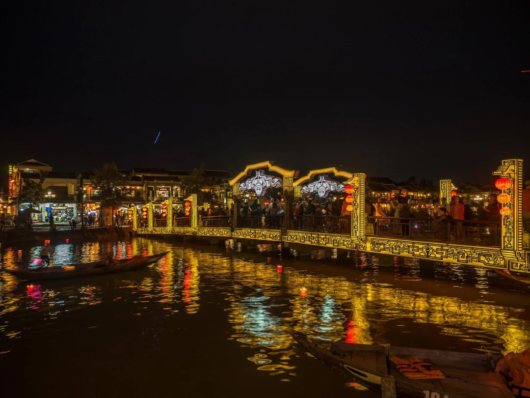 會安夜市與秋盆河畔酒吧街