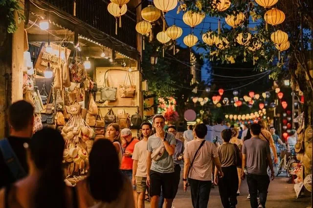 會安夜市與秋盆河畔酒吧街