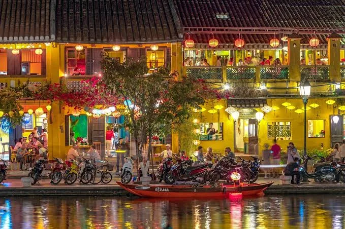 會安夜市與秋盆河畔酒吧街